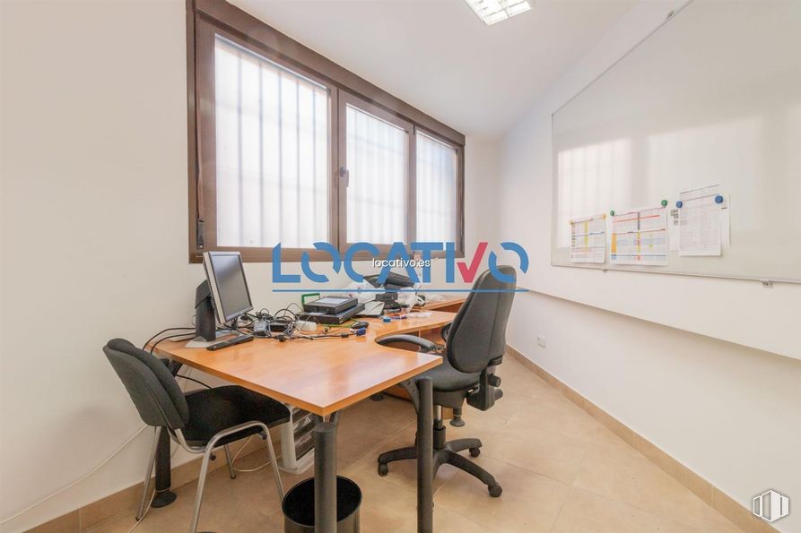 Oficina en alquiler y venta en Zona Centro, Galapagar, Madrid, 28260 con silla, pantalla de ordenador, escritorio, ventana, mesa, mueble, edificio, ordenador, ordenador personal y escritorio del ordenador alrededor