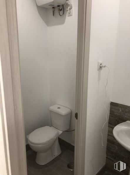 Oficina en alquiler en Calle Parque Vosa, 11, Móstoles, Madrid, 28933 con inodoro, arreglo de tubería, baño, cortina de la ducha, asiento del baño, púrpura, accesorio, suelo, pared, plomería y suministro para el hogar alrededor