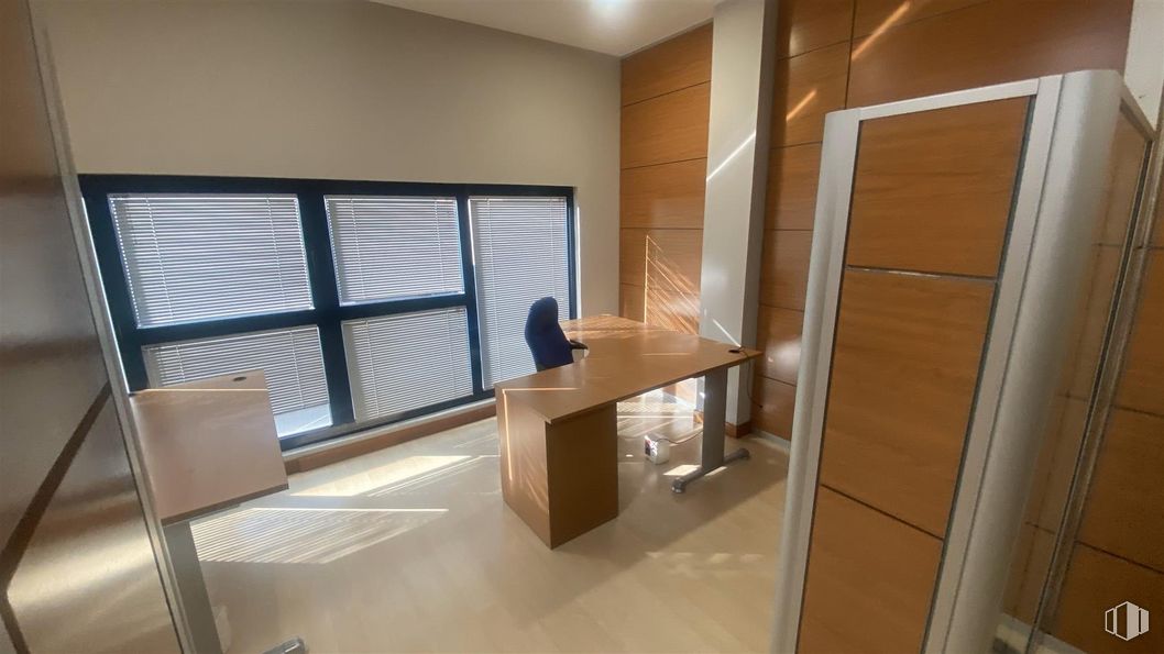 Oficina en alquiler y venta en Calle López Santos, 4, Las Rozas de Madrid, Madrid, 28230 con escritorio, ventana, mesa, mueble, accesorio, madera, planta de interior, interiorismo, sombra y edificio alrededor