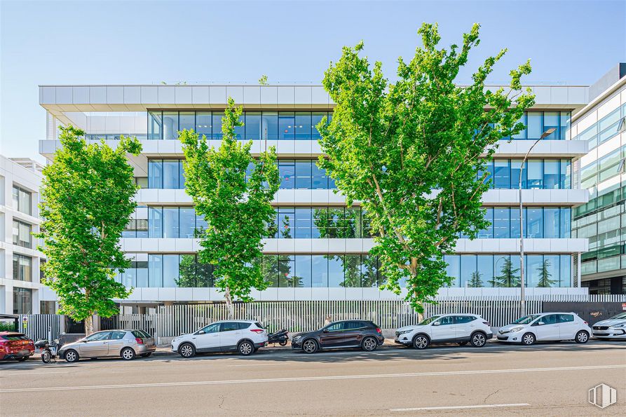 Oficina en alquiler en Calle Alcalá, 544, San Blas - Canillejas, Madrid, 28027 con coche, edificio, cielo, rueda, durante el día, neumático, ventana, vehículo, árbol y diseño urbano alrededor