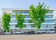 Office for rent at Calle Alcalá, 544, San Blas - Canillejas, Madrid, 28027 with car, building, sky, wheel, daytime, tire, window, vehicle, tree and urban design around