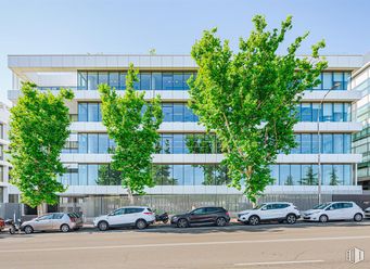 Office for rent at Calle Alcalá, 544, San Blas - Canillejas, Madrid, 28027 with car, building, sky, wheel, daytime, tire, window, vehicle, tree and urban design around