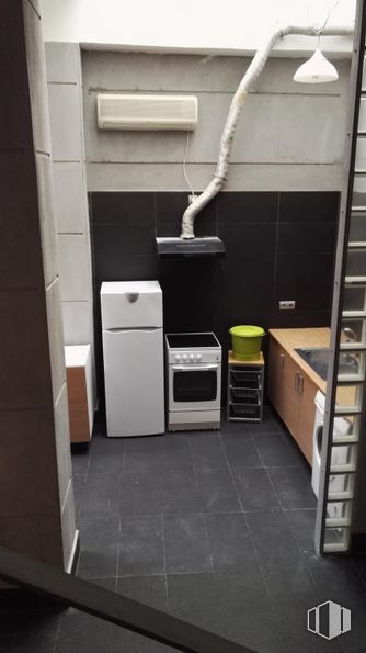 Retail for sale at Calle Ramon Luján, Usera, Madrid, 28026 with kitchen appliance, home appliance, lighting, flooring, wood, floor, handle, plant, cabinetry and gas around