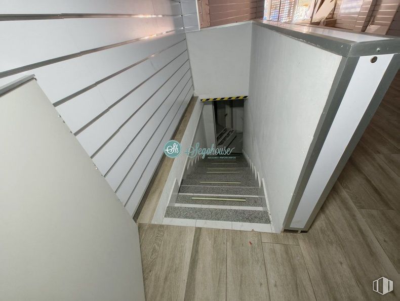 Retail for rent at Calle José Zorrilla, Segovia, 40002 with wood, flooring, floor, stairs, composite material, grey, ceiling, glass, silver and hardwood around