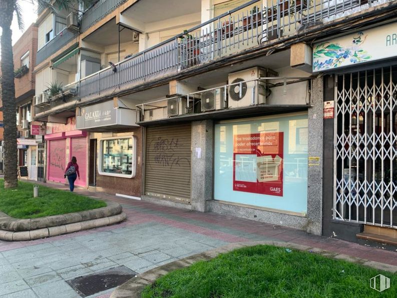 Retail for rent at Calle Pinto, Parla, Madrid, 28980 with property, plant, building, window, road surface, urban design, facade, city, brick and road around