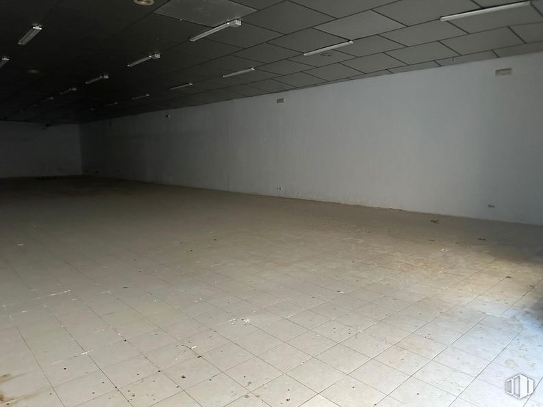 Industrial for sale at Avenida Dos de Mayo, Mocejón, Toledo, 45270 with light fixture, floor, hall, flooring, wood, wall, material property, composite material, tints and shades and concrete around