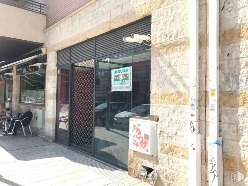 Local en alquiler en Calle Madroños, Collado Villalba, Madrid, 28400 con persona, ladrillo, sombra, fachada, madera, acera, superficie de carretera, edificio, carretera y casa alrededor