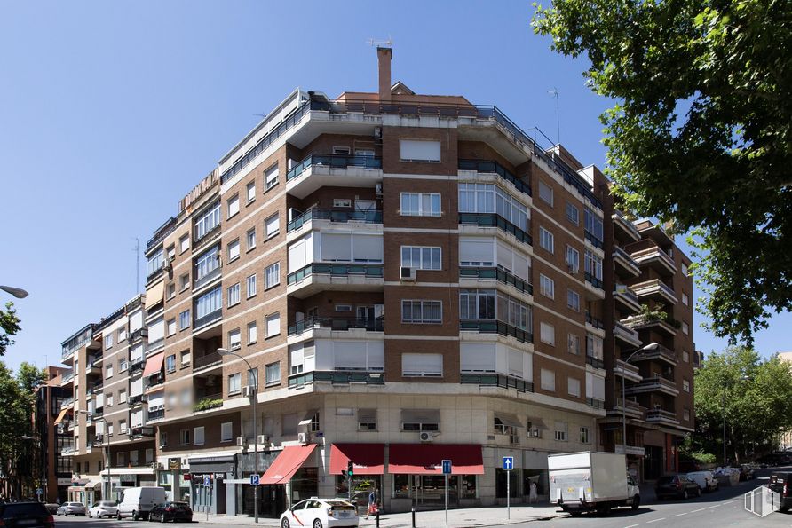 Local en alquiler en Calle Aviador Zorita, 39, Tetuán, Madrid, 28020 con edificio, cielo, durante el día, ventana, árbol, coche, rueda, bloque de pisos, diseño urbano y condominio alrededor