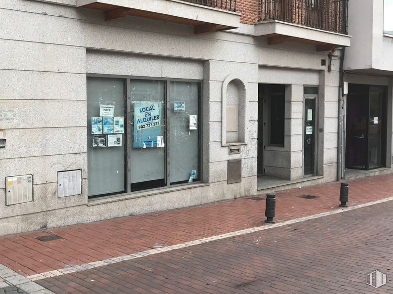 Local en alquiler y venta en Plaza Pueblo, 13, Colmenar Viejo, Madrid, 28770 con ventana, puerta, edificio, superficie de carretera, ladrillo, acera, pared, accesorio, albañilería y fachada alrededor