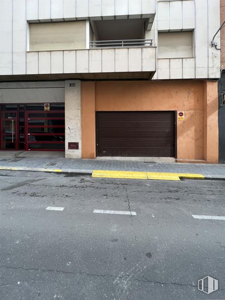 Retail for sale & for rent at Calle Santa Teresa de Jesús, 6, Talavera de la Reina, Toledo, 45600 with building, road surface, asphalt, wood, parking, tar, sidewalk, road, tints and shades and shade around