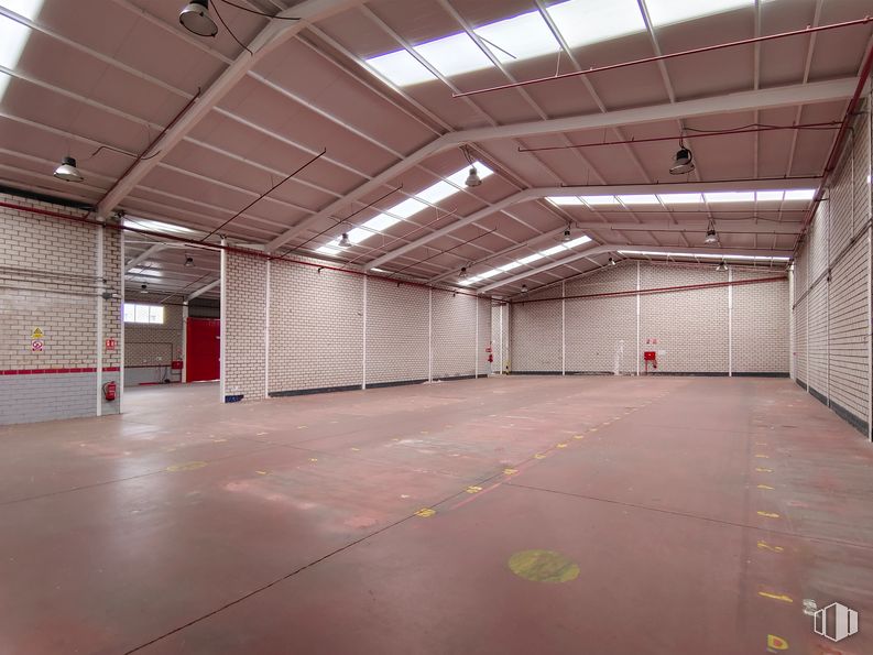 Nave en alquiler en Zona industrial, Coslada, Madrid, 28820 con edificio, casa de campo, pasillo, suelo, piso, techo, accesorio, aparcamiento, lugar deportivo y estacionamiento alrededor