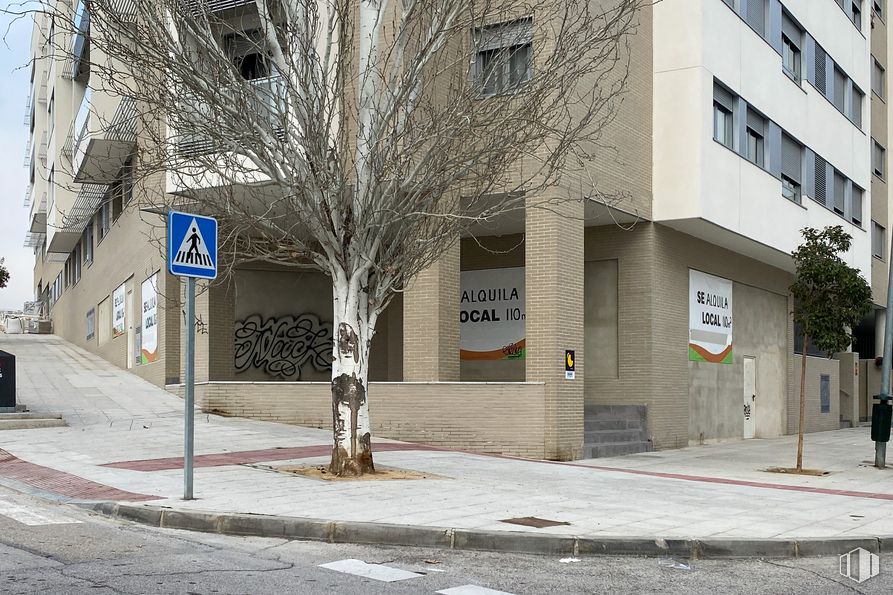 Local en alquiler en Calle Igualdad, 4, San Fernando de Henares, Madrid, 28830 con edificio, ventana, superficie de la carretera, diseño urbano, árbol, acera, pared, zona residencial, asfalto y fachada alrededor