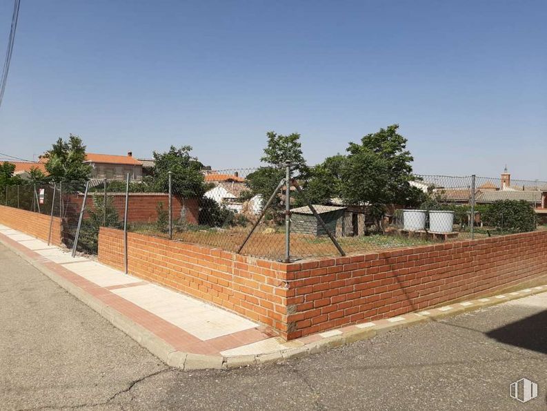 Land for sale at Zona centro, Layos, Toledo, 45123 with house, sky, building, road surface, tree, asphalt, land lot, urban design, shade and sidewalk around