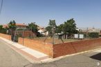 Land for sale at Zona centro, Layos, Toledo, 45123 with house, sky, building, road surface, tree, asphalt, land lot, urban design, shade and sidewalk around