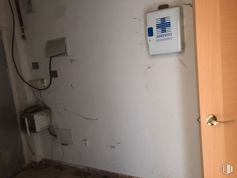 Local en alquiler en Zona Viñas Viejas, Boadilla del Monte, Madrid, 28660 con puerta, manija de la puerta, accesorio, gas, edificio, madera, cableado eléctrico, máquina, suministro eléctrico y material compuesto alrededor