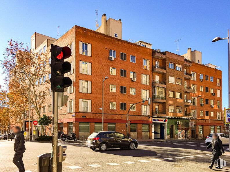 Oficina en alquiler en Calle Poeta Joan Maragall, 61, Tetuán, Madrid, 28020 con coche, semáforo, persona, ropa, edificio, cielo, rueda, neumático, ventana y luz de la calle alrededor