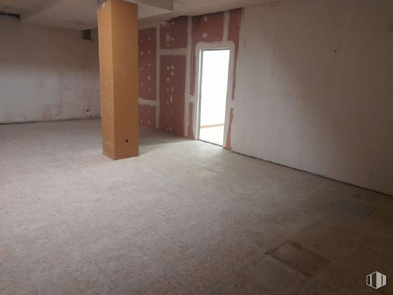 Retail for sale at Avenida Doctor Mendiguchia Carric, Leganés, Madrid, 28913 with door, wood, hall, flooring, floor, fixture, hardwood, wood stain, ceiling and concrete around