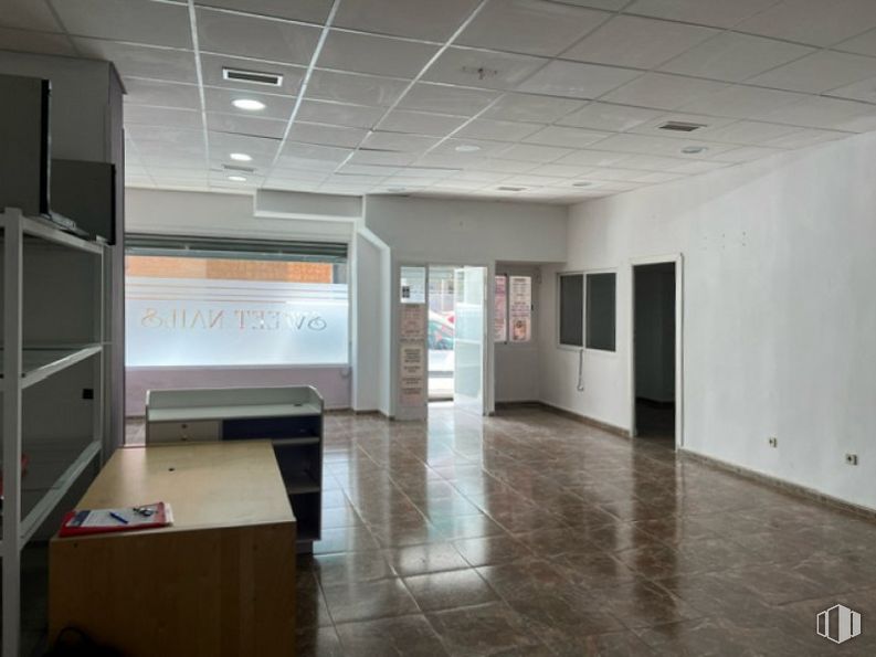 Retail for rent at Zona Escritores, Leganés, Madrid, 28912 with desk, building, interior design, flooring, floor, fixture, house, hall, cabinetry and ceiling around