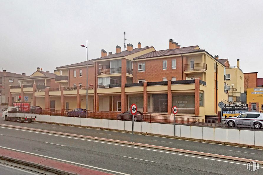 Retail for rent at Carretera Valladolid, 28, La Lastrilla, Segovia, 40196 with car, building, truck, sky, window, vehicle, wheel, house, asphalt and road surface around