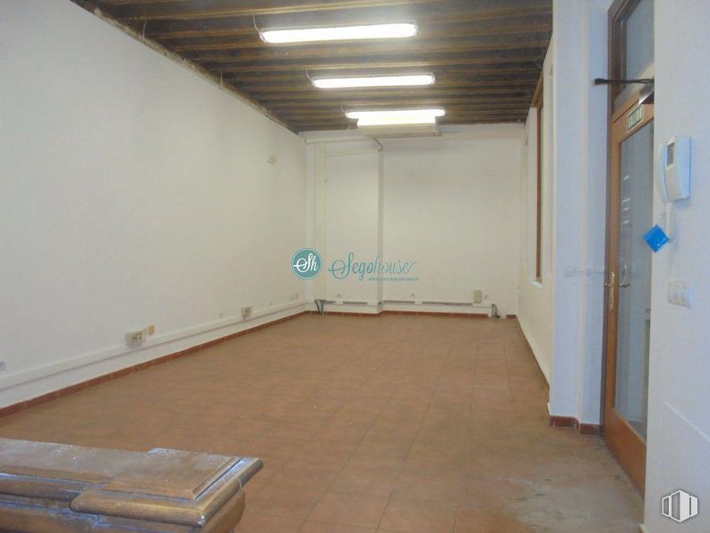 Office for rent at Calle San Frutos, Segovia, 40001 with furniture, light fixture, wood, building, flooring, floor, interior design, hall, real estate and hardwood around