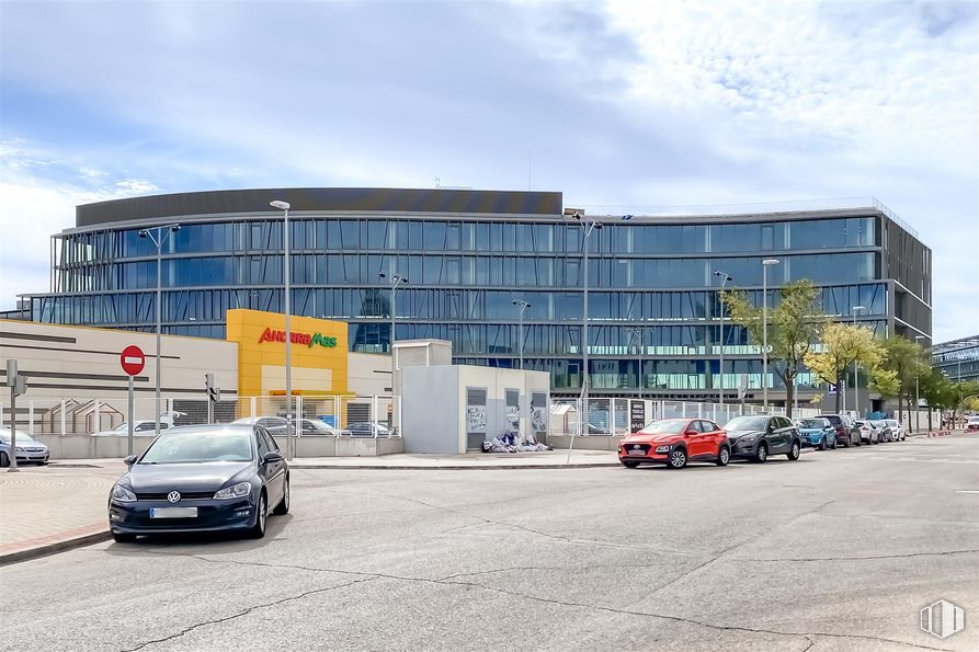 Oficina en alquiler en Calle Foresta, Fuencarral - El Pardo, Madrid, 28050 con coche, edificio, cielo, nube, luz de estacionamiento, rueda, vehículo, neumático, matrícula del vehículo y diseño urbano alrededor