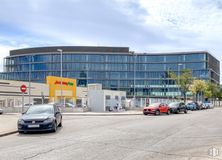 Office for rent at Calle Foresta, Fuencarral - El Pardo, Madrid, 28050 with car, building, sky, cloud, automotive parking light, wheel, vehicle, tire, vehicle registration plate and urban design around