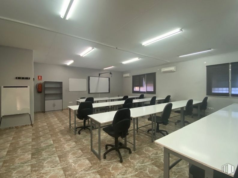 Retail for rent at Calle Escuelas, Sonseca, Toledo, 45100 with chair, table, furniture, interior design, flooring, floor, hall, ceiling, desk and event around