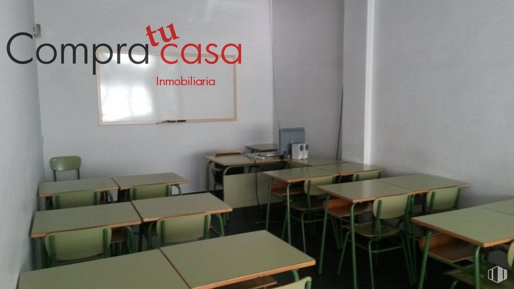 Local en venta en Zona Universidad, Segovia, 40005 con mesa, silla, mueble, edificio, diseño de interiores, suelo, accesorio, evento, planta y fuente alrededor