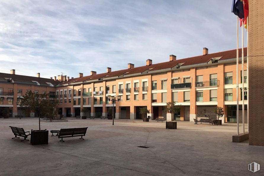 Local en venta en Plaza Mayor, 8, Arroyomolinos, Madrid, 28939 con mesa de trabajo, edificio, bandera, nube, cielo, ventana, superficie de carretera, casa, diseño urbano y fachada alrededor