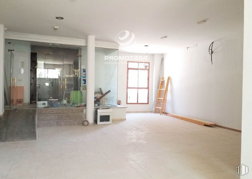 Local en venta en Zona centro, Loeches, Madrid, 28890 con accesorio, interiorismo, madera, suelo, planta de interior, suelos, techo, hall, planta y puerta alrededor