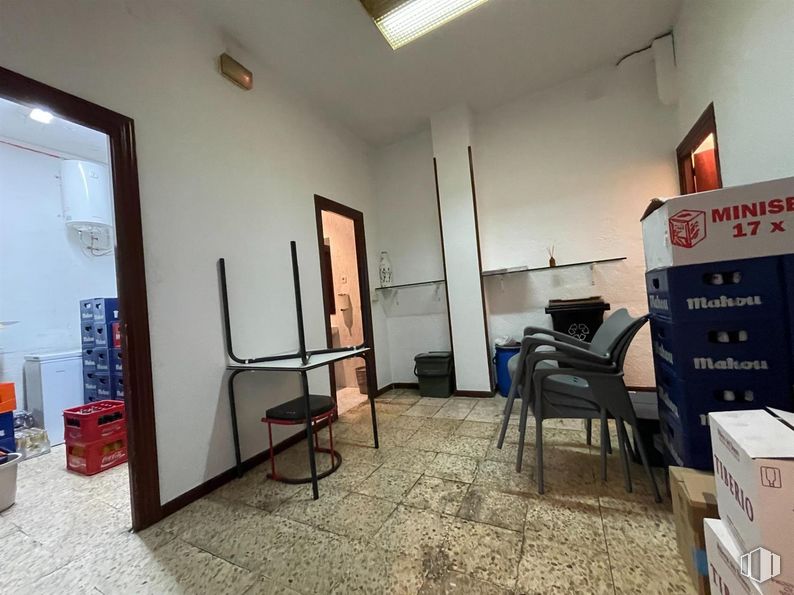 Local en venta en Barrio del Pilar, Fuencarral - El Pardo, Madrid, 28029 con silla, caja, caja de envío, mueble, madera, edificio, interiorismo, suelo, suelos y puerta alrededor