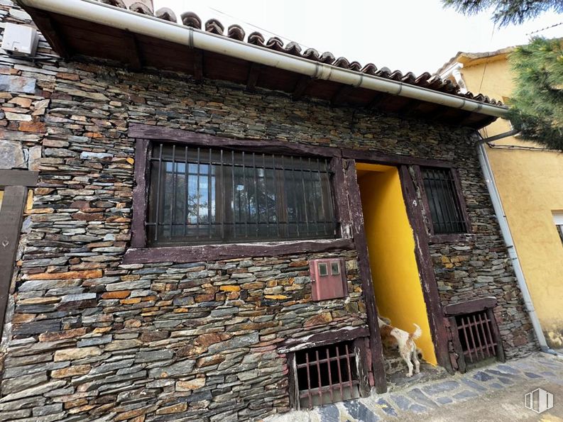 Retail for sale at Travesía Cuesta, El Atazar, Madrid, 28189 with window, fixture, building, wood, tree, sky, building material, plant, rural area and cottage around