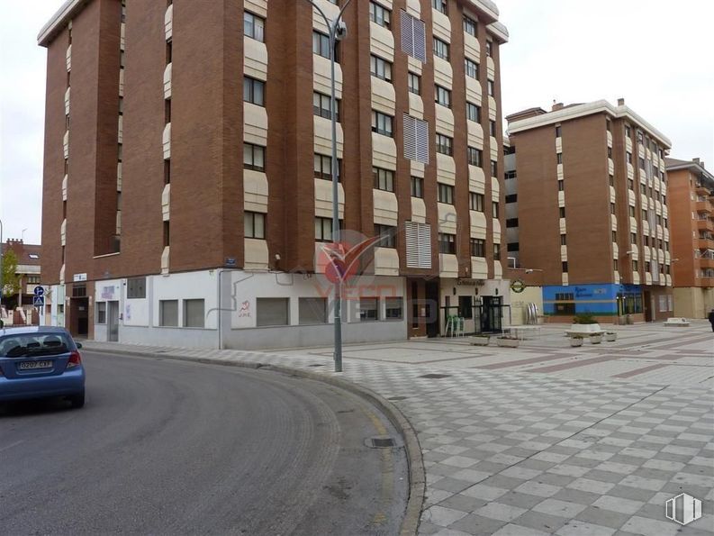 Retail for sale at Zona Segundo Pastor, Cuenca, 16004 with car, building, window, sky, vehicle, infrastructure, road surface, urban design, tree and condominium around