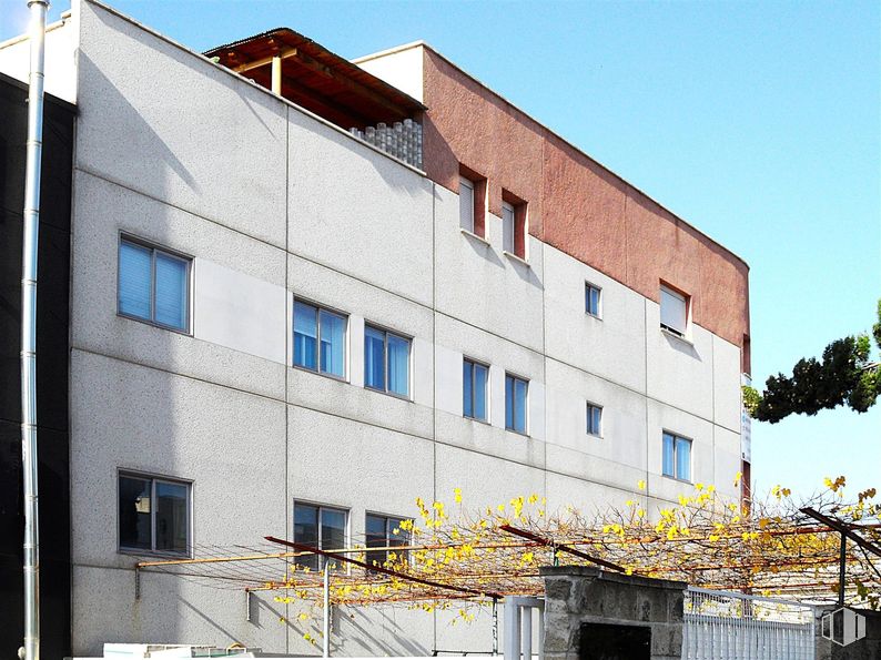 Industrial for sale at Polígono Los Olivos, Getafe, Madrid, 28906 with window, building, daytime, wall, urban design, apartment, composite material, daylighting, building material and siding around