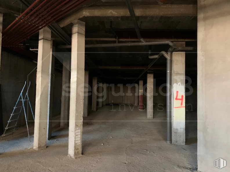 Retail for sale at Calle Ventanilla, 8, Colmenarejo, Madrid, 28270 with composite material, concrete, gas, wood, fixture, beam, building material, ceiling, column and darkness around