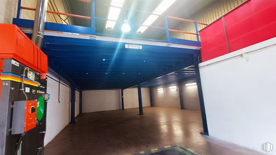 Industrial for sale at Calle Azuela, Collado Villalba, Madrid, 28400 with floor, ceiling, composite material, metal, building material, steel, hall, cleanliness, daylighting and aluminium around