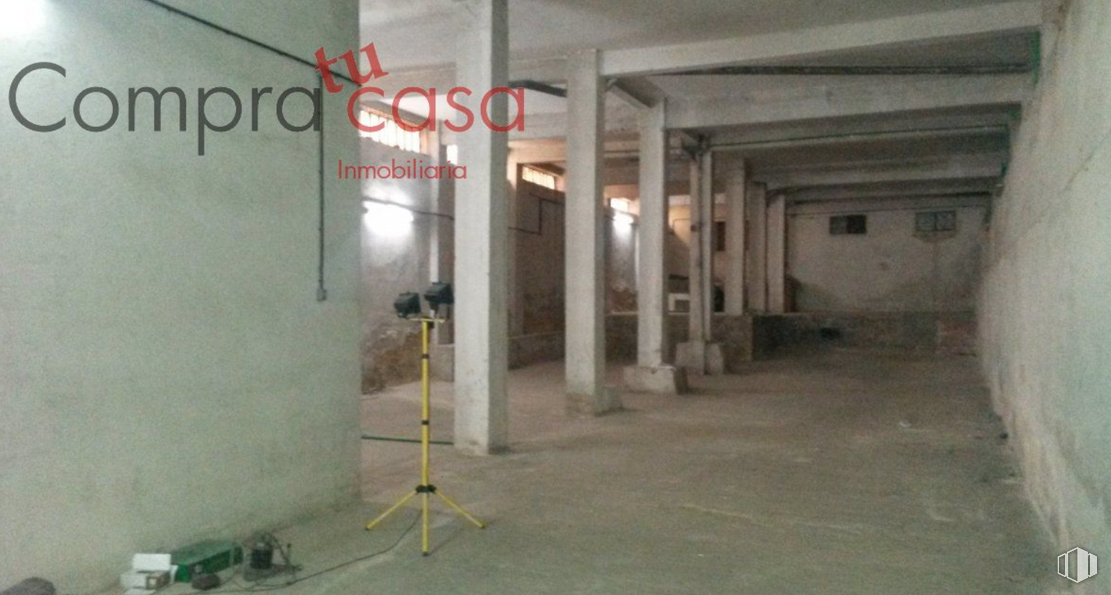 Industrial for sale at Calle Anselmo Carretero, Segovia, 40003 with lighting, fixture, gas, flooring, building material, ceiling, composite material, concrete, font and transparency around