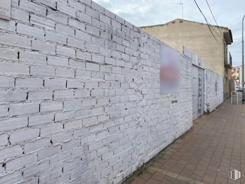 Land for sale at Calle Arroyada, Sonseca, Toledo, 45100 with brick, brickwork, building, road surface, slope, sky, wall, street light, asphalt and tree around