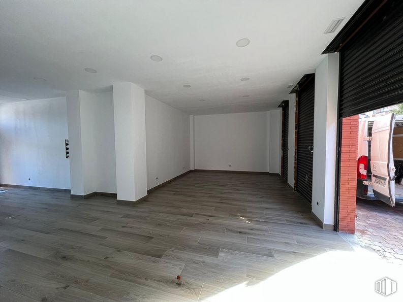 Retail for rent at Calle Plaza, Fuenlabrada, Madrid, 28944 with fixture, wood, building, floor, hall, flooring, composite material, hardwood, ceiling and paint around