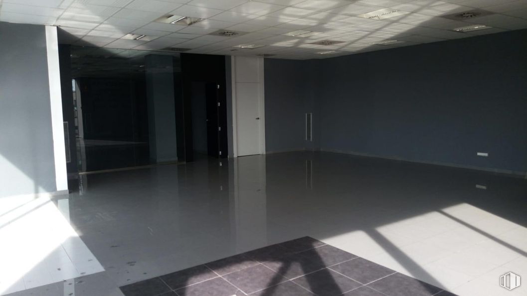 Retail for sale at Calle Río Bembézar, 8, Getafe, Madrid, 28906 with flooring, floor, ceiling, interior design, grey, tile flooring, glass, hall, silver and tile around