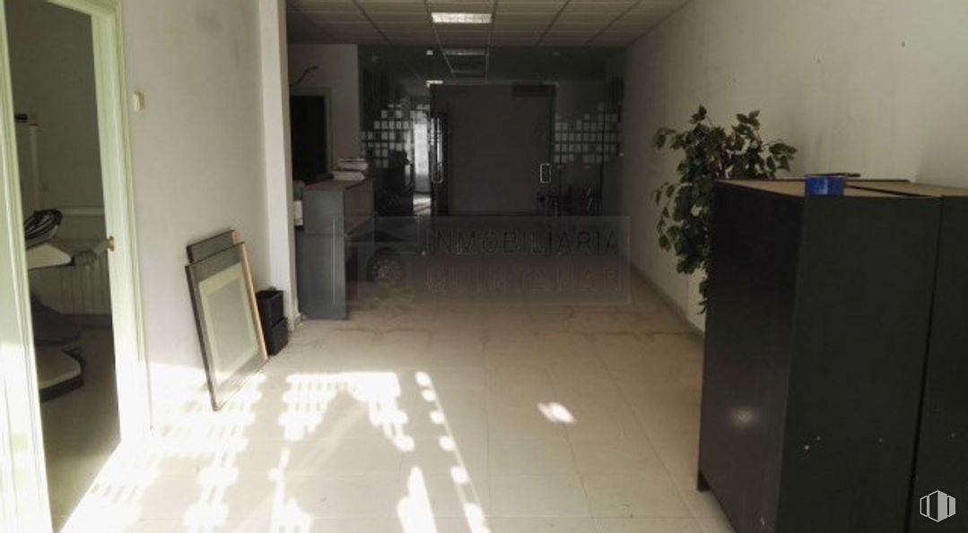 Retail for sale at Calle Cervantes, 2, Villanueva de Alcardete, Toledo, 45810 with furniture, plant, fixture, interior design, wood, tile flooring, floor, flooring, hall and houseplant around