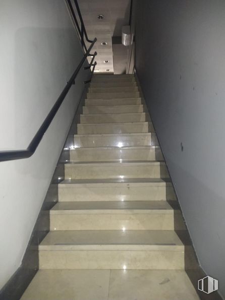 Retail for sale & for rent at Zona Gaztambide, Chamberí, Madrid, 28015 with stairs, fixture, wood, flooring, floor, building, tints and shades, hardwood, composite material and symmetry around