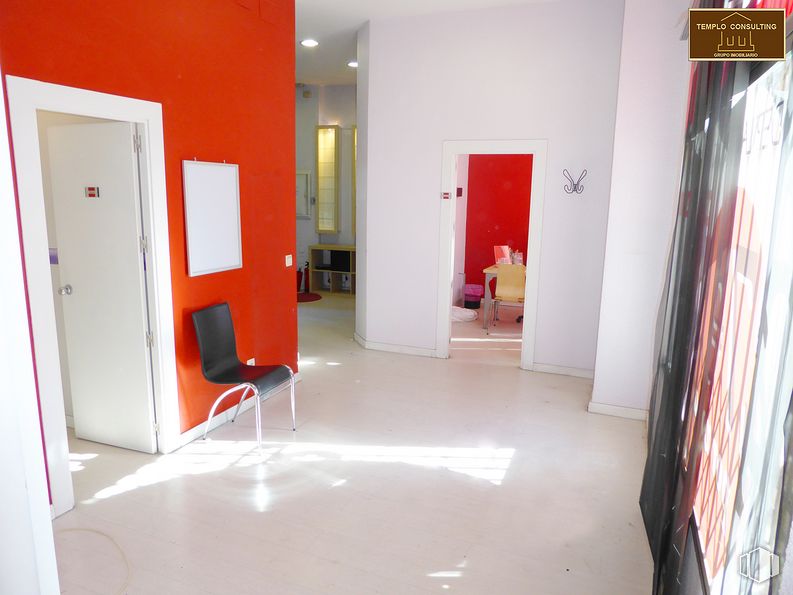 Local en alquiler en Barrio del Pilar, Fuencarral - El Pardo, Madrid, 28034 con silla, accesorio, interiorismo, suelos, suelo, hall, techo, puerta, edificio y magenta alrededor