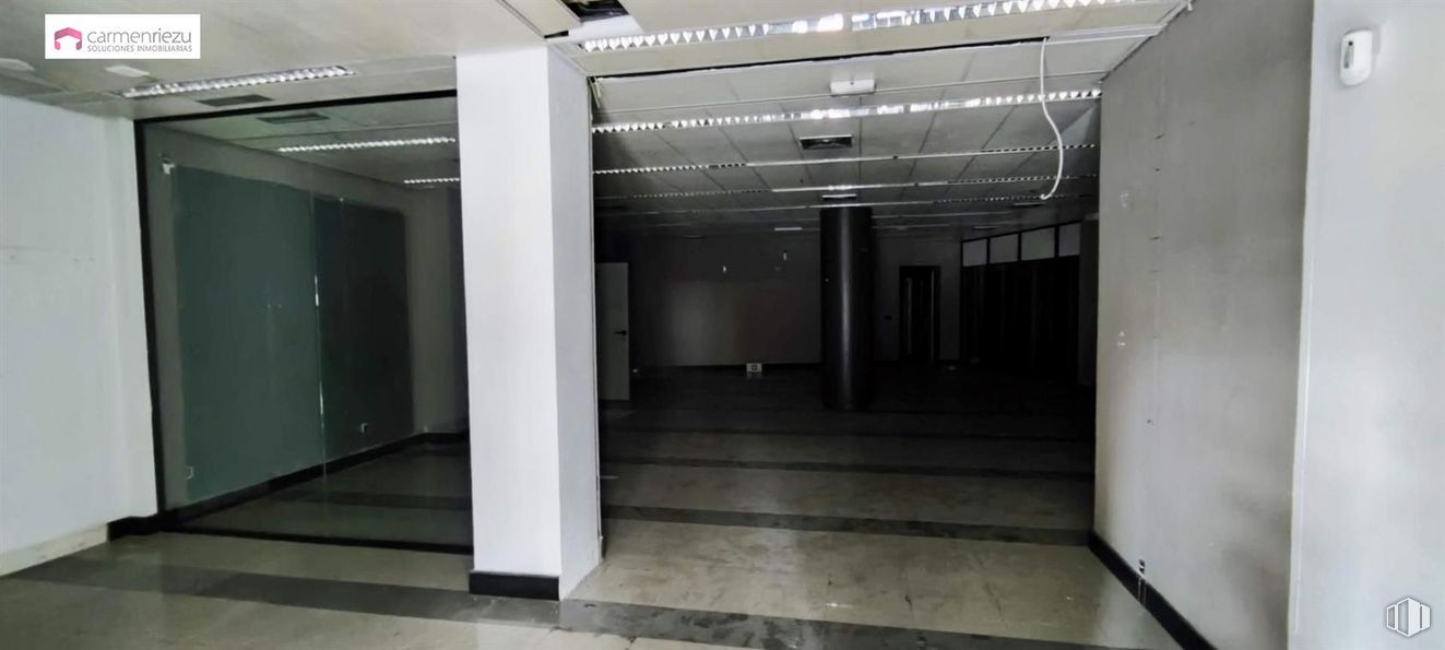 Retail for sale at Calle Naves, Arganzuela, Madrid, 28005 with fixture, floor, building, flooring, composite material, ceiling, parking, building material, concrete and aluminium around