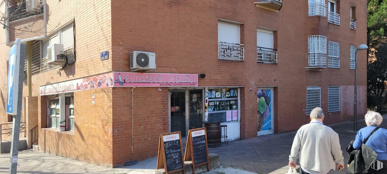 Local en venta en Calle Carlos Solé, Puente de Vallecas, Madrid, 28038 con persona, ropa, ventana, parte superior, edificio, puerta, ladrillo, casa, albañilería y fachada alrededor