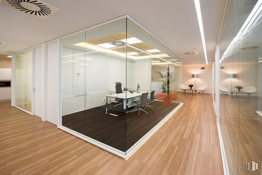 Oficina en alquiler en Edificio 1, Avenida Valdelaparra, 27, Alcobendas, Madrid, 28100 con silla, mesa, alumbrado, edificio, accesorio, madera, entrada, diseño de interiores, piso, suelo y planta de casa alrededor