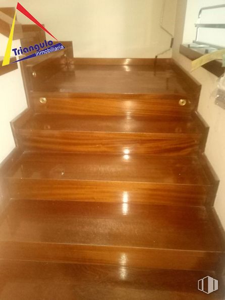 Retail for sale & for rent at Avenida Camilo José Cela, Cuéllar, Segovia, 40200 with brown, stairs, wood, rectangle, amber, flooring, floor, wood stain, fixture and hardwood around