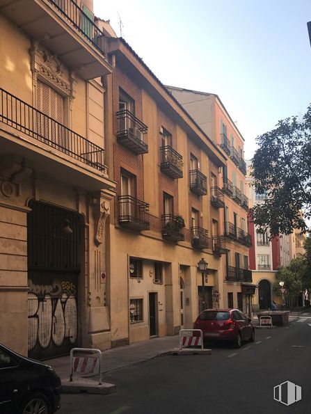 Retail for sale & for rent at Calle Larra, 10, Centro, Madrid, 28004 with car, building, sky, window, tire, tree, house, vehicle, road surface and urban design around