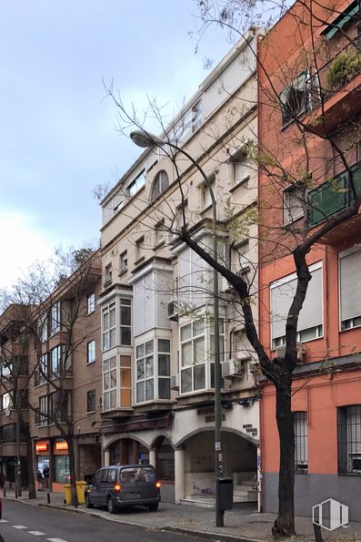 Retail for sale at Calle Mateo García, 7, Ciudad Lineal, Madrid, 28017 with car, building, sky, window, cloud, plant, infrastructure, branch, road surface and urban design around