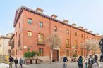 Office for rent at Calle Pasa, Centro, Madrid, 28005 with person, building, clothing, wall, window, facade, neighbourhood, town, apartment and urban design around